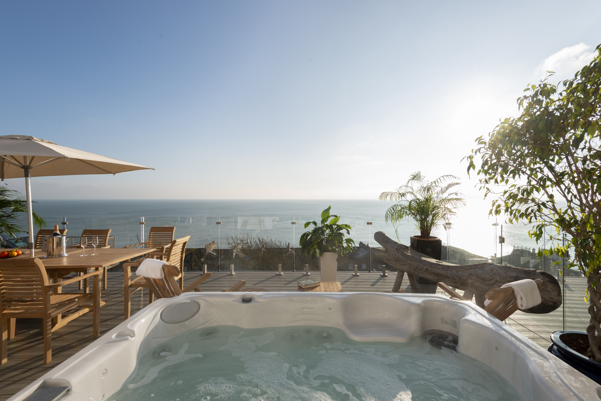 Cliffhanger House exterior — hot tub with panoramic sea views, St Leonards-on-Sea